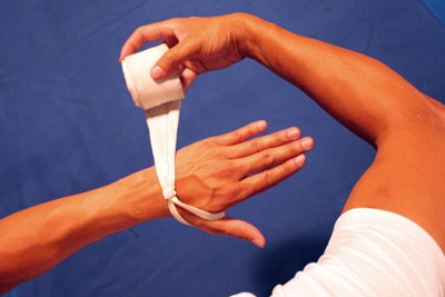 Как правильно бинтовать руки через пальцы