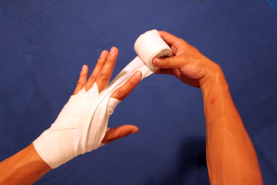 Как правильно бинтовать руки через пальцы