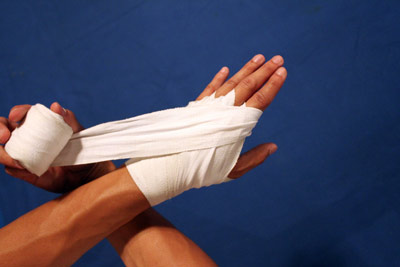 Как бинтовать руки в боксе через пальцы