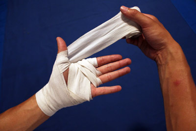 Как бинтовать руки в боксе через пальцы